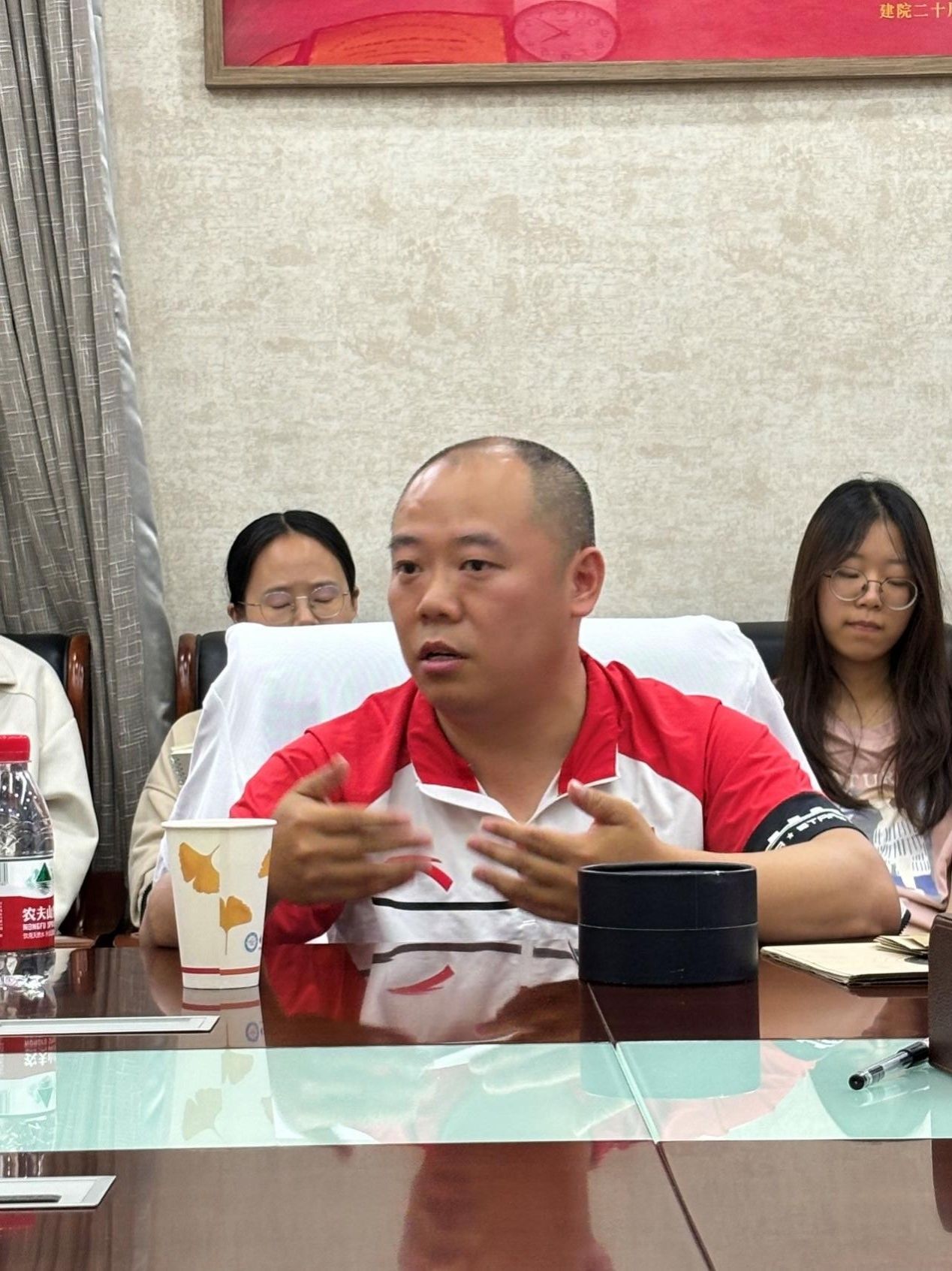 学院研究生党支部联合开展"超越自我,勇敢向未来"主题党日活动