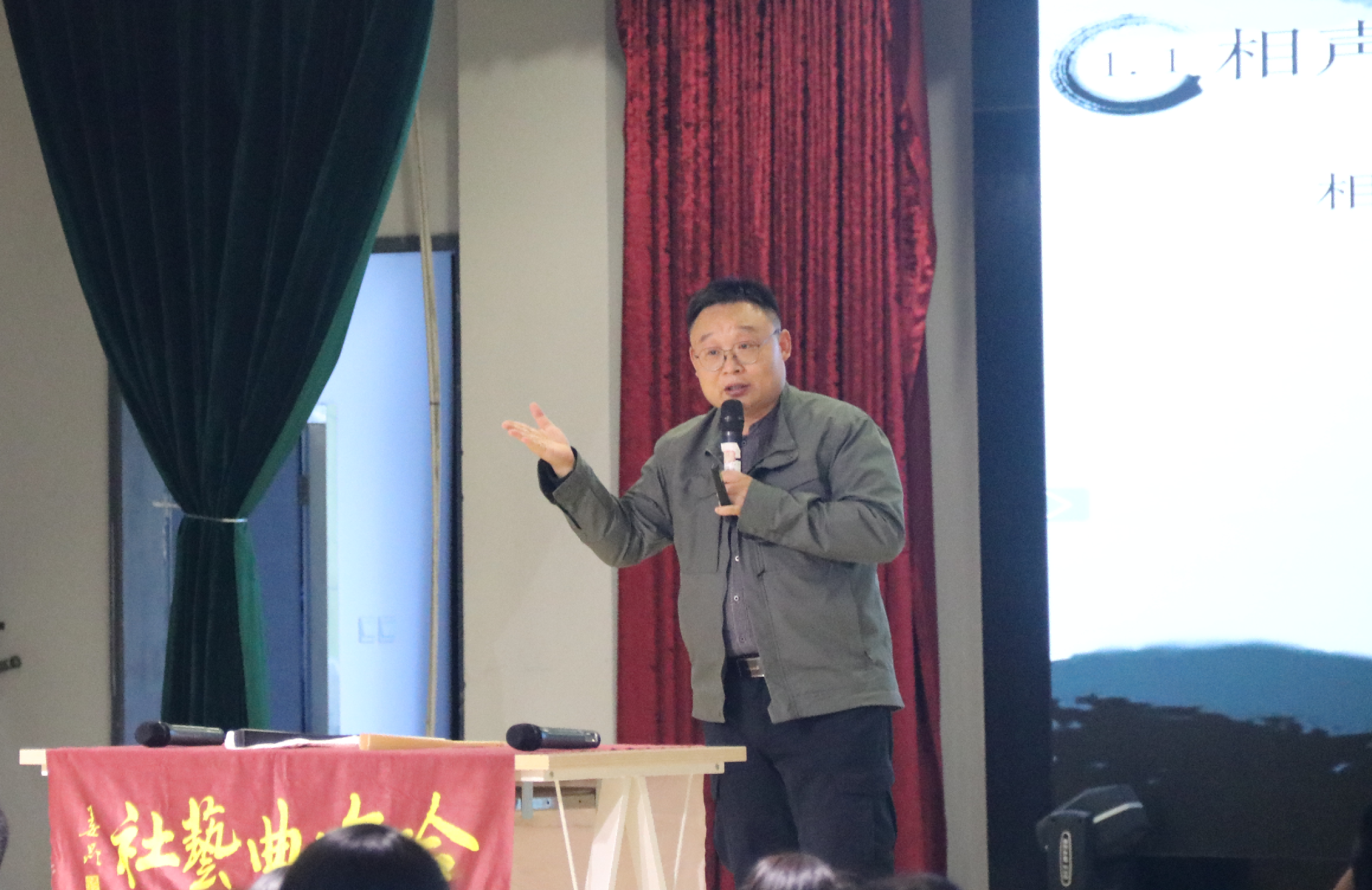 【信雅讲坛 第四十四期】田海龙率哈哈曲艺社到校分享相声艺术